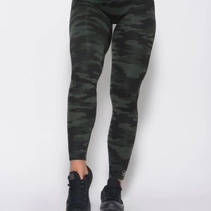 🔥NWOT Bombshell Fit Camo Leggings sz M